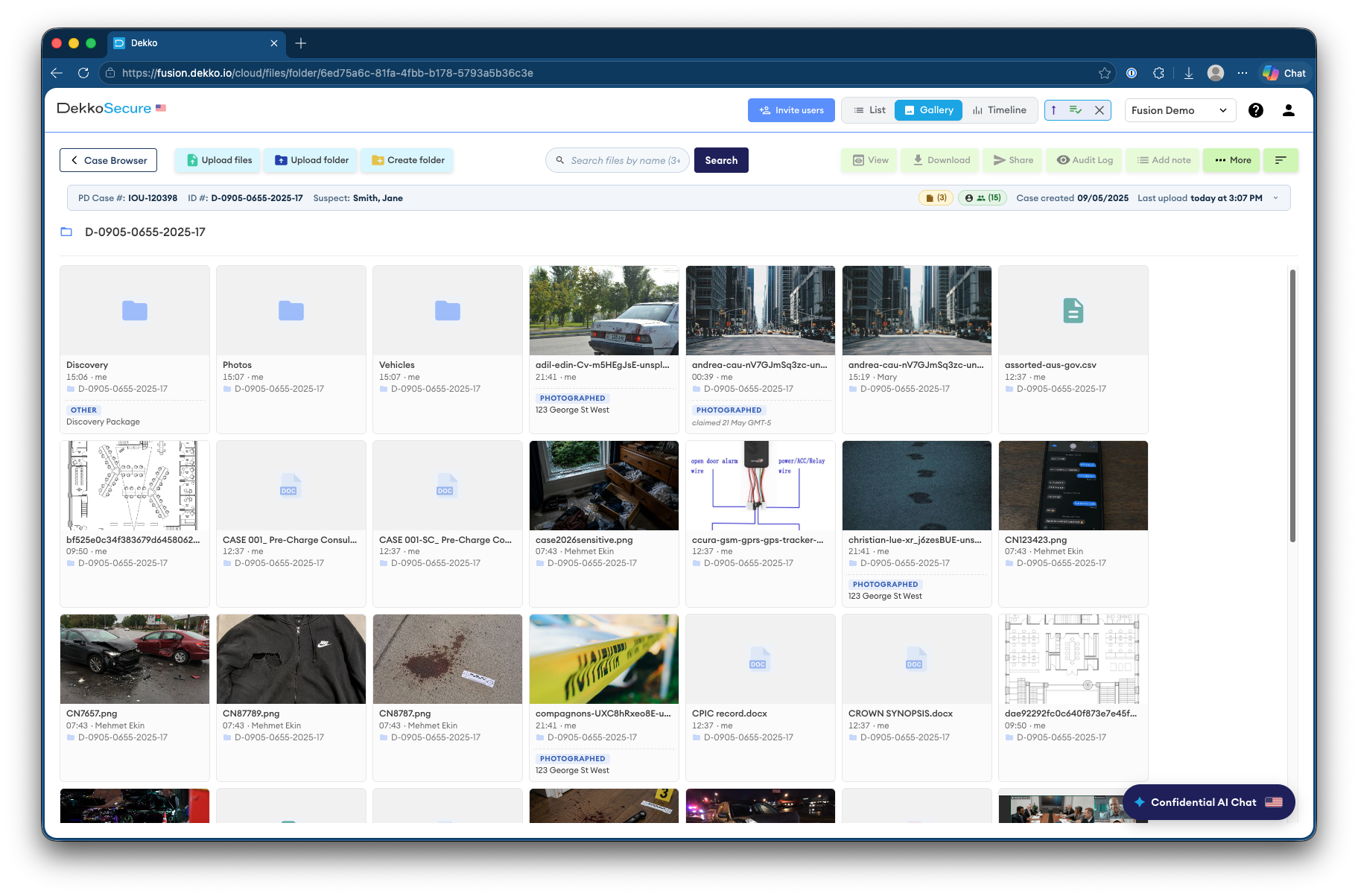Gallery view of case folder D-0905-0655-2025-17 in Dekko, showing folders, photos, documents and evidence thumbnails with "PHOTOGRAPHED" tags and context notes.